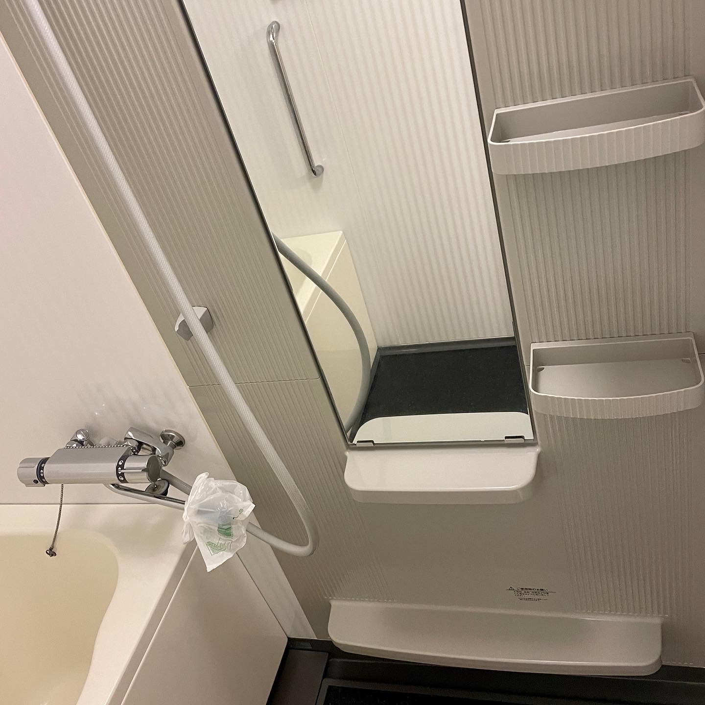 風呂掃除後浴室の鏡