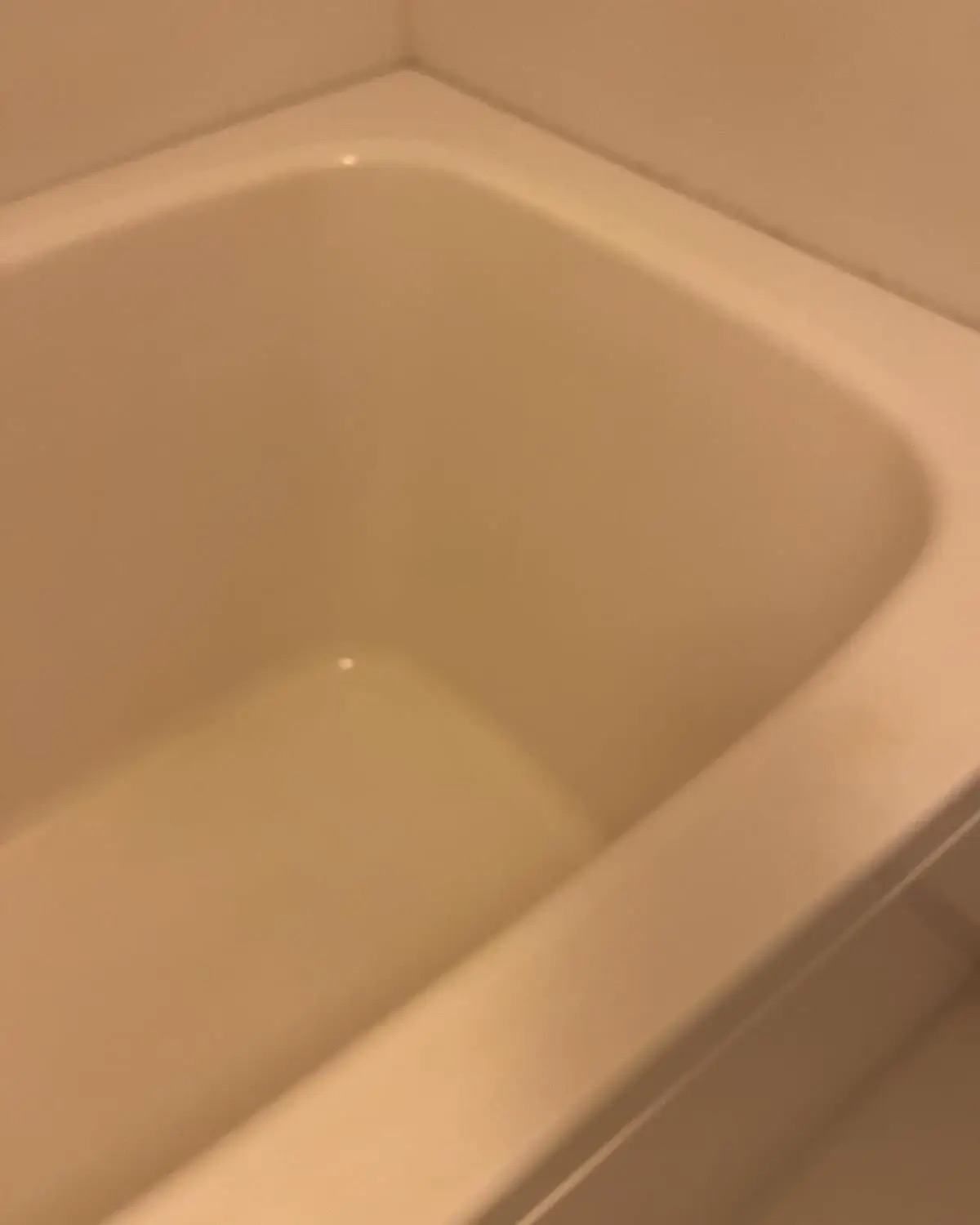 風呂掃除後浴槽のシミ
